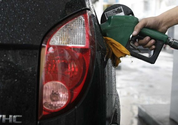 Com novo corte, gasolina nas refinarias cai ao menor valor em 13 meses