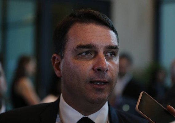 Além de Flávio Bolsonaro, denúncia da rachadinha na Alerj deve atingir mais um político