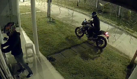 VÍDEO: Dupla armada invade condomínio e assalta residência na Cidade Universitária
