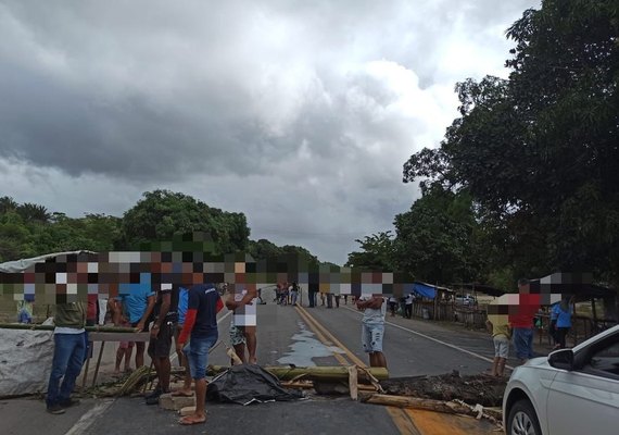 Indígenas da tribo Wassu Cocal bloqueiam, nesta quinta-feira (14), a BR-101, na cidade de Joaquim Gomes