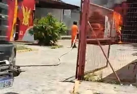 Vídeo: UPA de Penedo é esvaziada após ambulância do Samu pegar fogo