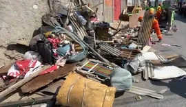 Moradora de rua é retirada de barraco improvisado em Maceió