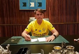 Bolsonaro afirma em live que a melhor vacina é o próprio vírus