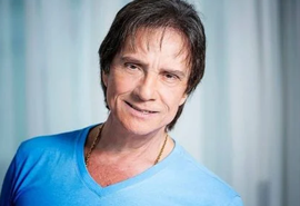 Recuperado da Covid, Roberto Carlos adia shows e não beijará rosas