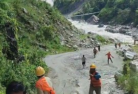 Nepal intensifica buscas por 933 trabalhadores presos em túneis em enchente