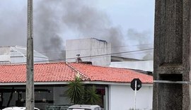 Estabelecimento pega fogo na parte alta de Maceió após curto circuito