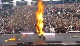 Djonga “coloca fogo em racista” durante show em SP e viraliza; assista