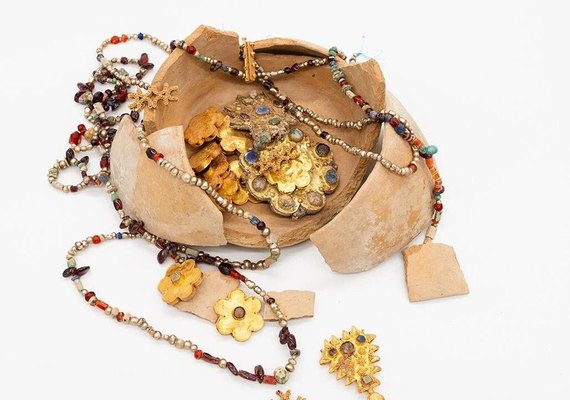 Joias de ouro revelam riqueza do período abássida na Arábia