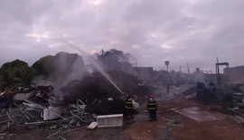 Incêndio de grandes proporções em lixão deixa uma pessoa ferida, em Maceió