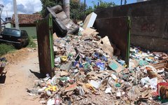 Caçamba destinada à coleta de lixo do local, acaba se tornando mais um entulho na região