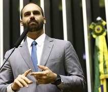 Professora pede abertura de investigação contra Eduardo Bolsonaro