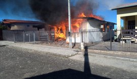 Residência pega fogo no Conjunto Primeiro de Junho em Maceió