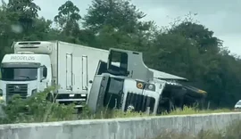 Caminhão da Shopee tomba na BR-101 e pode atrasar entregas