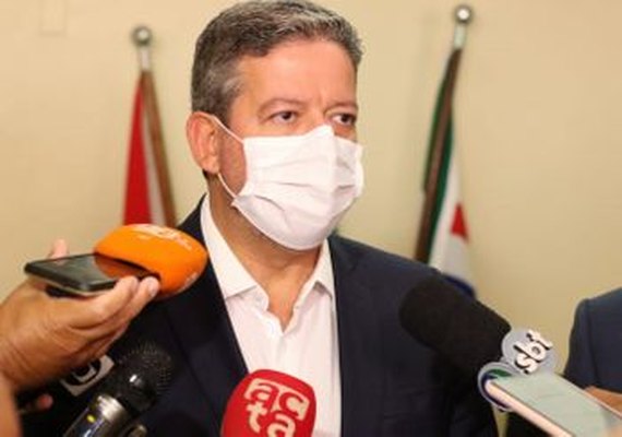 Arthur Lira cobra aos estados o destino de 14 milhões de doses