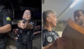 Vídeo: polícia invade casa errada e aponta arma para moradora em Goiás