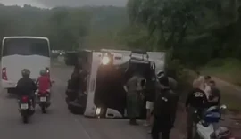 Carreta tomba na Ladeira do Catolé e provoca lentidão no trânsito em Maceió