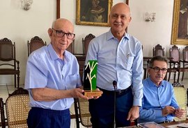 Sindaçúcar-AL doa livro histórico “O Problema do Álcool Motor” ao Instituto Histórico e Geográfico de Alagoas