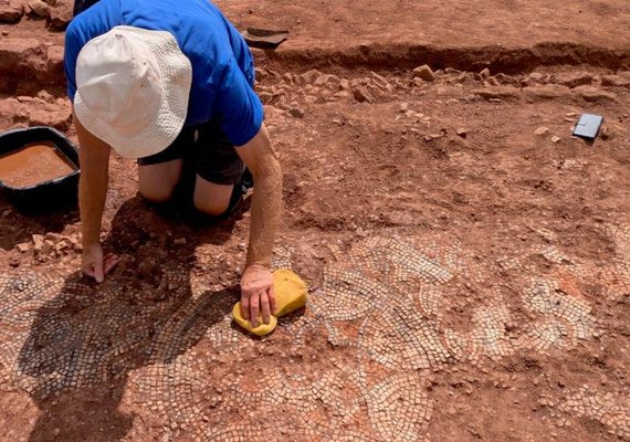 Rica vila romana com mosaico monumental é descoberta no sul do Reino Unido