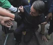 Vídeo: Bolsonaro tomba ao cumprimentar apoiadores durante evento