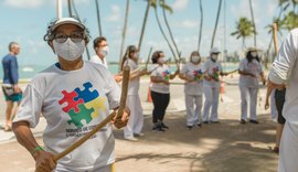 Grupo de idosas capoeristas participam de cerimônia de troca de cordas