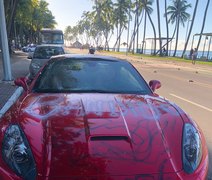 Ferrari é pichada em frente a cadeira gigante na orla de Maceió