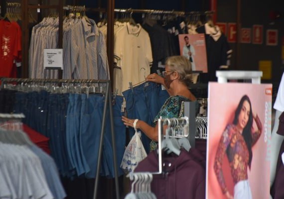 Em fevereiro, consumo das famílias teve o melhor desempenho dos últimos 22 meses