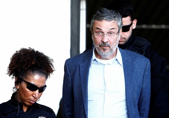 MPF pede que Palocci pague multa de US$ 20 mi para continuar em casa