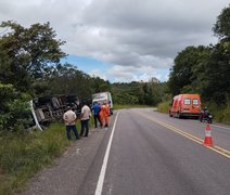 Carreta tomba e deixa três feridos na Fazenda Flor do Rocha, em Penedo