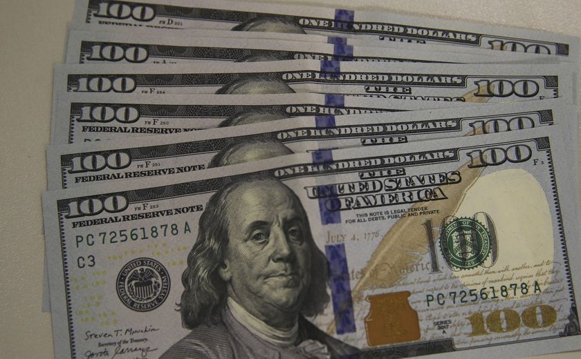 Dólar sobe para R$ 4,87 após anúncio da PEC dos Combustíveis