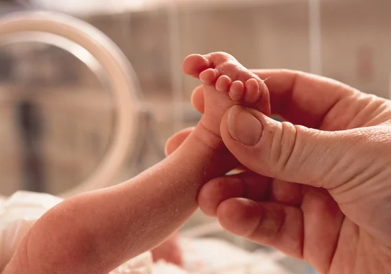 Bebê abandonada morreu de hemorragia pulmonar aponta boletim médico
