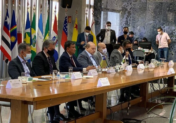 Governadores se reúnem no Fórum Nacional e solicitam uma audiência com o presidente