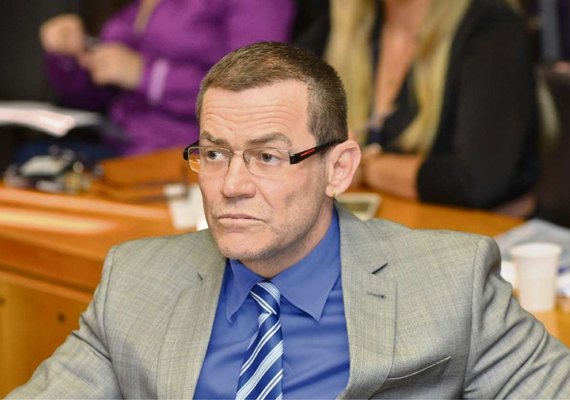 'Homofobia é crime': senador discursa contra frase homofóbica de empresário bolsonarista