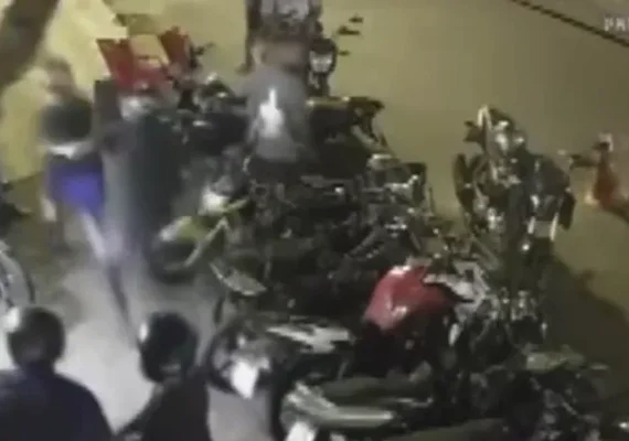 Torcedor do CRB é agredido e tem camisa levada em ação registrada no entorno do Rei Pelé