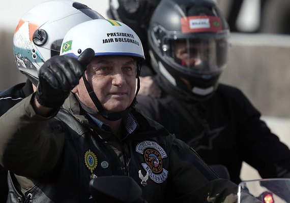 Governo de SP multa Bolsonaro e o filho por não usarem máscara em motociata