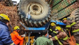 Trator tomba e vítima fica presa embaixo de 20 toneladas de ferro