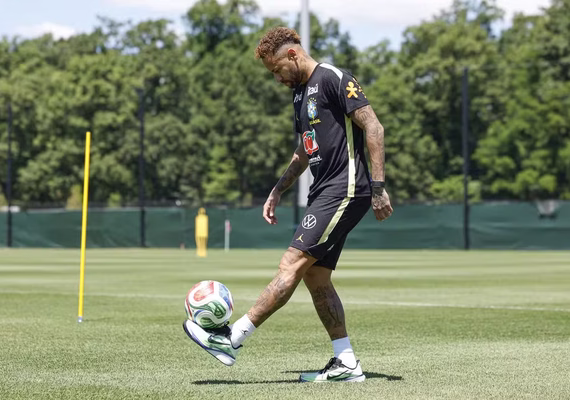 Neymar completa um mês de molho e corre contra o tempo para estrear na Copa
