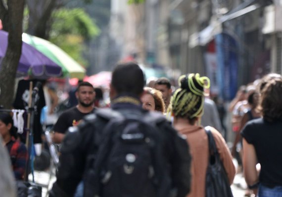 Diretores e gerentes negros recebem 34% menos que brancos, aponta IBGE