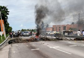 Manifestantes fecham os dois sentidos da AL-101 Sul em busca de segurança