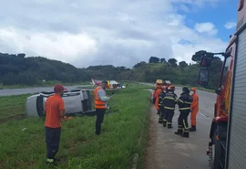 Quatro pessoas ficam feridas após capotamento de carro na BR-101, em Pilar