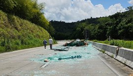 Carga de vidro cai de caminhão e deixa trânsito lento na BR-101, em Flexeiras
