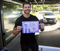 Jonas eliminado do BBB 26 recebe diploma simbólico e elogia Ana Paula