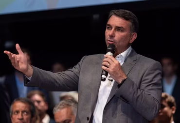 No debate, Flávio volta a defender PM acusado de matar criança no Rio