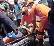 Carro invade loja em Palmeira dos Índios e deixa feridos; veja vídeo