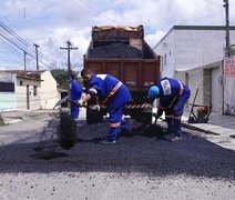 Prefeitura de Maceió aplica 135 toneladas de asfalto em operação tapa-buraco