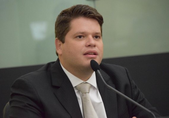 No Dia Nacional da Saúde, Davi elogia profissionais e denuncia maquiagem nos hospitais do estado