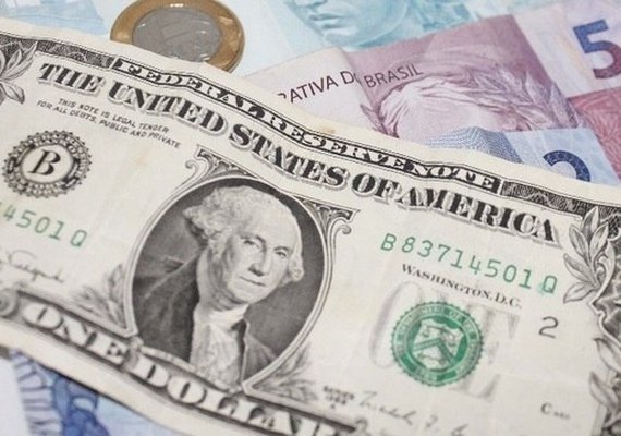 Após oscilar durante o dia, dólar sobe para R$ 5,26 e bolsa cai mais de 1%