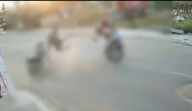 Vídeo mostra impacto de colisão entre motocicletas no interior de Alagoas