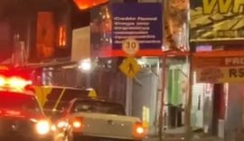 Incêndio destrói loja de peças no Centro de Maceió e deixa bombeiro ferido durante nova ocorrência