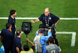 Bielsa grita com repórter após jogo que eliminou Uruguai da Copa do Mundo