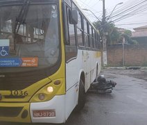 Moto fica embaixo de ônibus durante acidente registrado no bairro Pinheiro